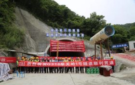 歷時一年半！留壩縣316國道柴關嶺1號隧道順利貫通縮略圖