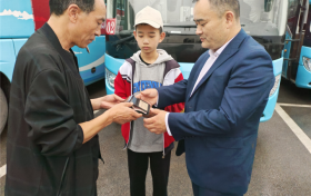 贊~撿拾到一個沉甸甸的錢包，漢中這位同學(xué)拾金不昧！縮略圖