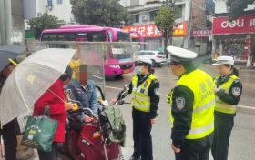 點贊！城固街頭這一幕，暖心→縮略圖