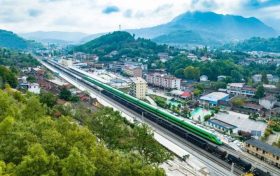 漢中寧強(qiáng)縣：秋景怡人 列車在崇山峻嶺間飛馳縮略圖