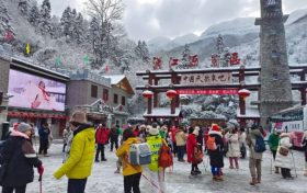 在漢江源景區(qū)，一場美麗的冰雪盛宴正在等著你！縮略圖