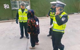 交警助力，讓走失老人安全回家縮略圖