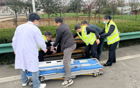 漢中式厚道！陜西交控集團漢寧分公司工作人員緊急救助突發(fā)心梗貨車司機 →縮略圖