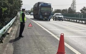 貨車高速突發(fā)爆胎遇險(xiǎn)情 漢中交警暖心護(hù)航保平安縮略圖