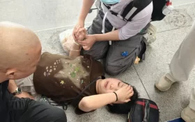 成都高鐵檢票口上演暖心急救 漢中市人民醫(yī)院護(hù)士團(tuán)隊(duì)挺身而出顯擔(dān)當(dāng)縮略圖